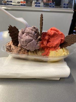 My kind of "flight" ... counter clockwise from top: watermelon sherbet, black cherry, "pirates bounty", maple nut, eggnog.