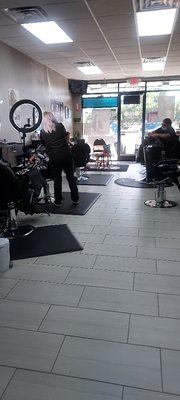 Servio Al ClienYteX En B.I. SALON & BARBER SHOP.