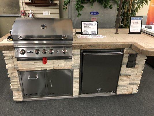 8.5' Captiva outdoor kitchen with stainless steel Angus Elite grill, propane/trash pull-out and deluxe fridge by Bull.