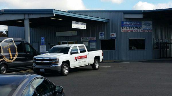 Entrance. Very clean and maintained shop.