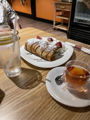 Hibiscus peach tea with a Sweet Crepe with Fruits