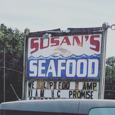 Susan's seafood sign along route 13