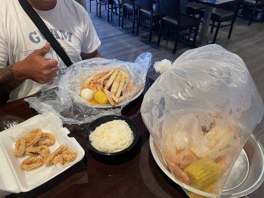 D2. Snow crab & shrimp (head on) with the garlic butter seasoning (mild & medium)