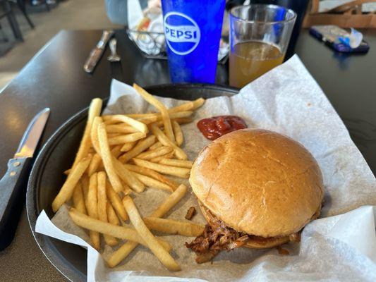 Pulled pork sandwich w/ fries