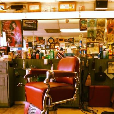 This place is gangster! That old barber shop feel where they still use that straight razor. Señor mike cut my hair. Clean fade.