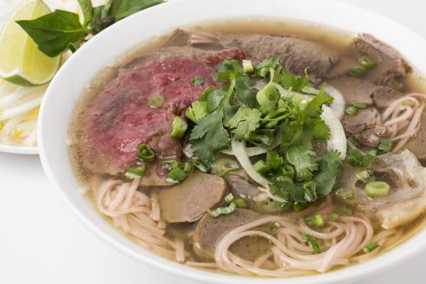 (P2) Pho w. Beef Combination: sliced fillet of beef, rice noodles, brisket, beef balls, tendon and tripe