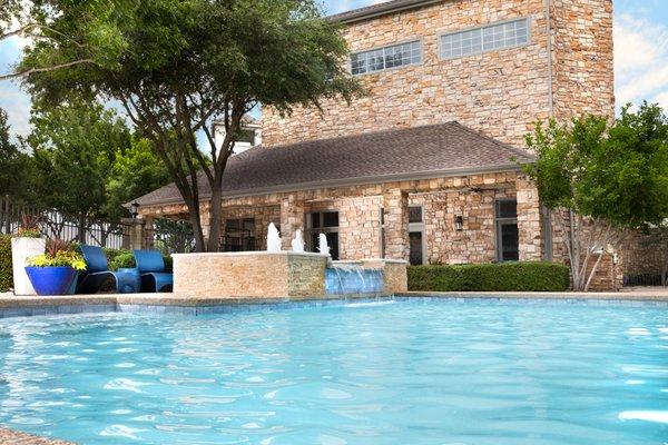 Resort-style pool with fountain