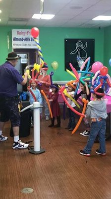 We're makin' balloon dogs!!!