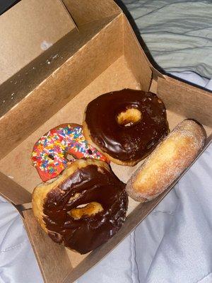 Hard ass donuts, only ordered 2 donuts and was charged for 6