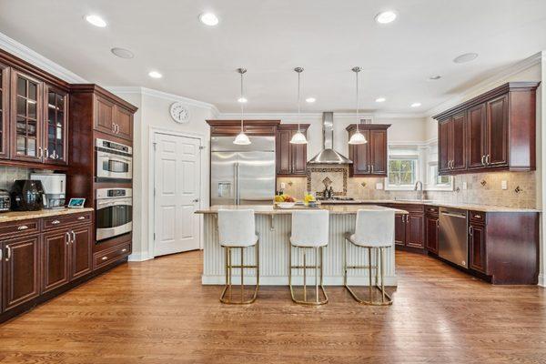 Gourmet Eat In Kitchen with Center Island, Stainless Steel Appliances, and Walk In Pantry