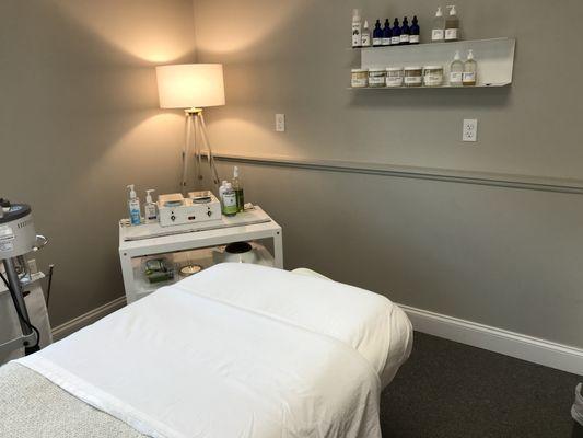 Bare Beauty + Wellness petite skincare studio!