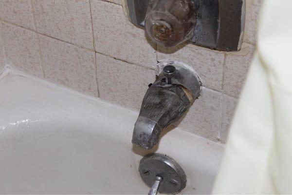 One way to hold up the faucet.