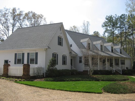 American Roof Brite Richmond cleaned and treated this roof back in 2009. We have keep the roof shingles clean with Stain Block.