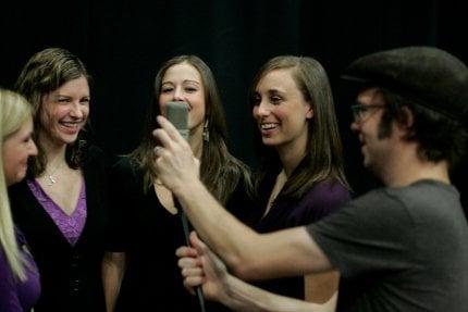 Ben Folds setting up mics for the girls