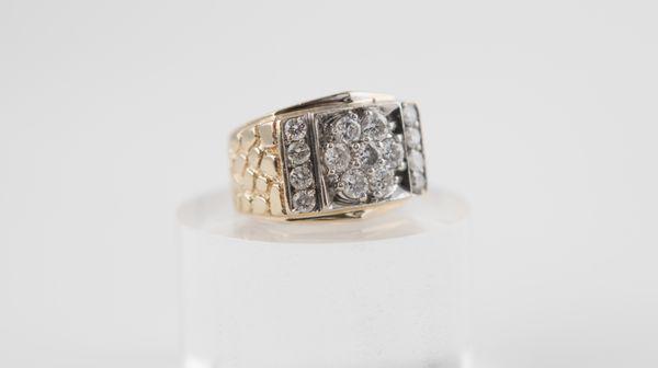 18K gold men's ring encrusted with diamonds.