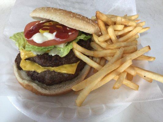 Hamburguesa doble y papistas fritas