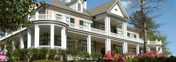 The front of the beautiful clubhouse at Dancing Rabbit Golf Club.