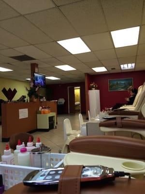 Passing through town, this was close to my hotel.  The salon is very clean and I walked right in.