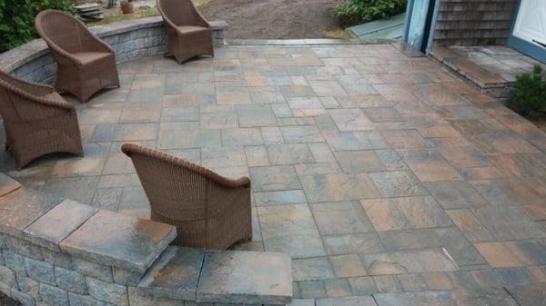 Cambridge raised patio Ledgestone XL Toffee/Onyx with MaytRX 6 freestanding radius seating wall, Ledgestone Cast Stone Cap an...