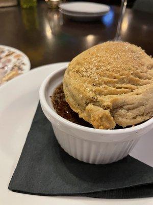 Mocha brûlée with a cardamom cookie