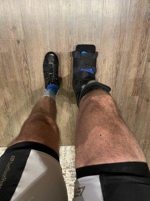 Boot to immobilize the Achilles tendon