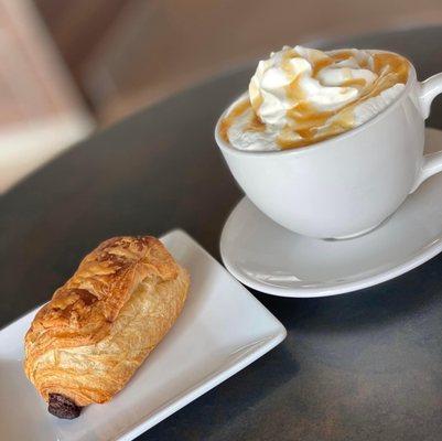 Your snowy weather "fix". Get our Creme Caramel with a warm chocolate croissant. Pure goodness, Real Ingredients.
#latte
#chocolatecroissant