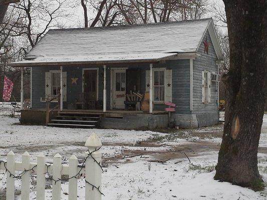 The cute little Nail Shack was built in 1932. It's rumored that one of Poplar Bluff's Mayor's lived there & requested the push button lights