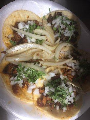 Tacos de chicharrón, azada, chorizo.