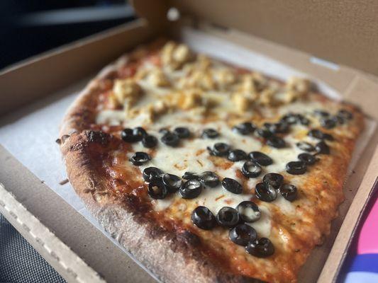 Cheese pizza with chicken and black olives