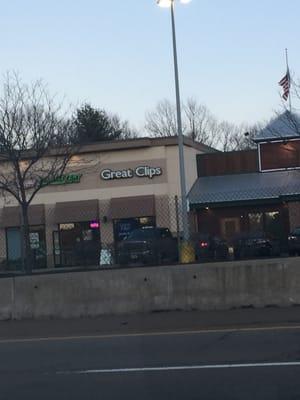 Great Clips of East Walpole -- Walpole Mall : 102 Providence Highway / Route 1, East Walpole              Storefront