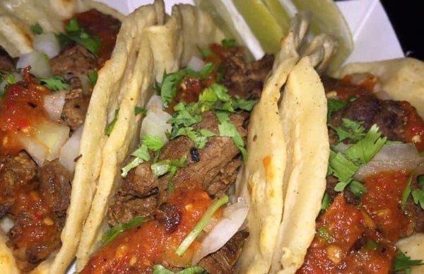 Tacos de brisket al carbón