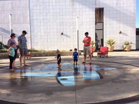 Fountain next to Anthropologie and Pinkberry