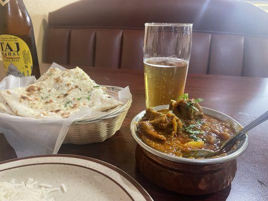 Lamb vindaloo. Garlic naan.