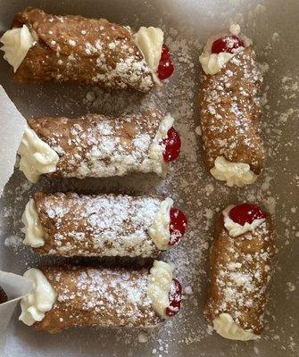 6 traditional cannolis