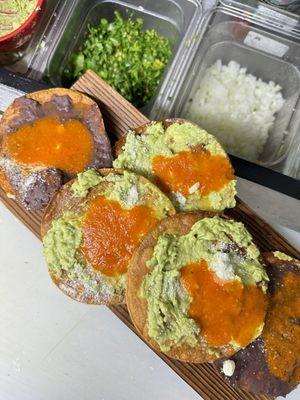 Tostada de guacamole y frijoles