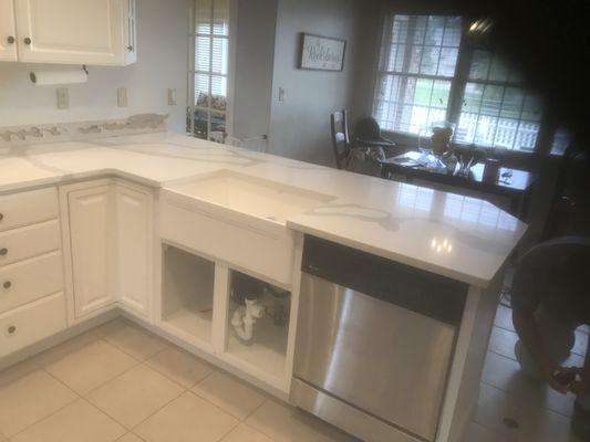 Nice Calcutta quartz kitchen with farmhouse sink