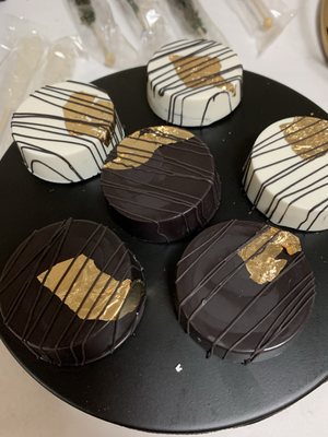 SWEET TABLE TREATS (CHOCOLATE COVERED OREOS)