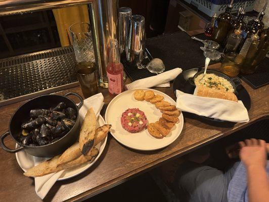 Mussels, elk tar tat, artichoke dip