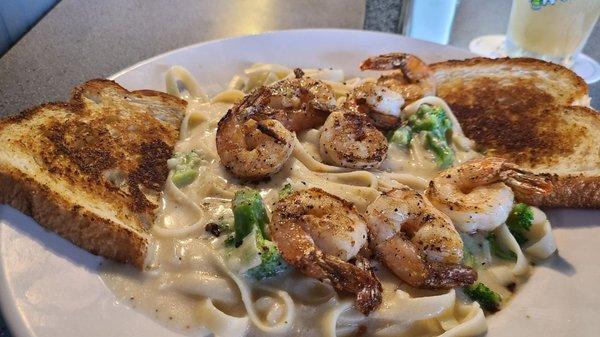 Shrimp Fettuccine served with garlic toast was good. Lunch special for $11.99.