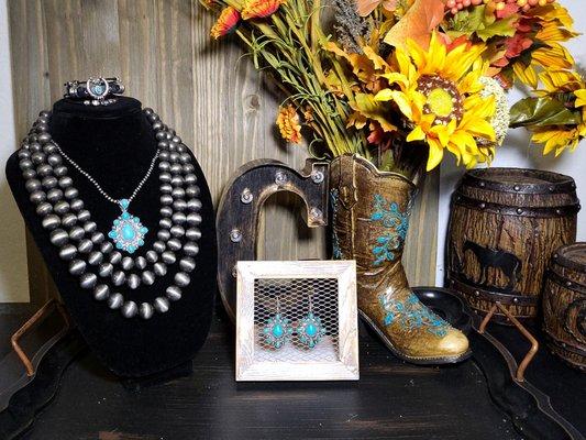 Western Pendant with Navajo Style Beads Set. Necklace, earrings and bracelet.