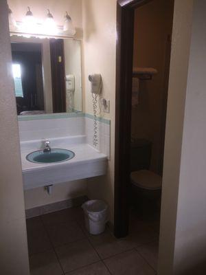 Sink, separate toilet & tub/shower room