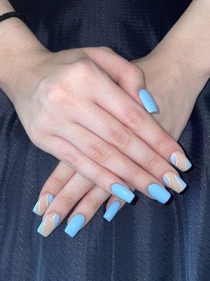 Short blue acrylic nails with a squiggly pattern on two nails