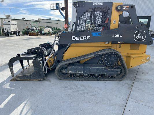 Track Skidsteer with Grapple bucket