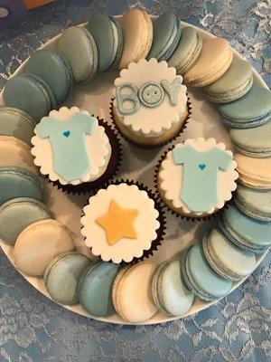 Baby shower cupcakes and macaroons