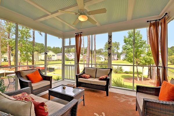 Great screened in porch in Summerville!