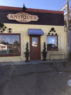 This is the front of Gypsy Rose Antiques