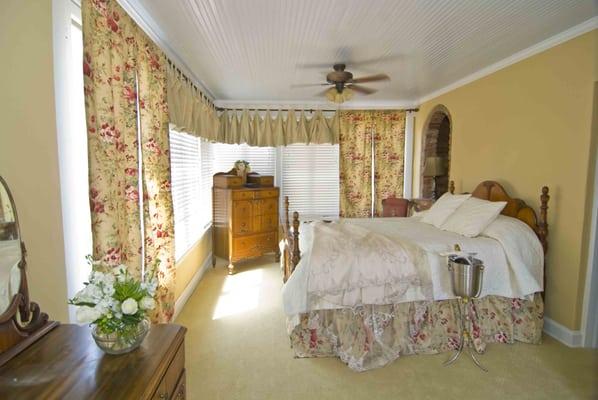 Glen Gables Suite--Queen bedroom