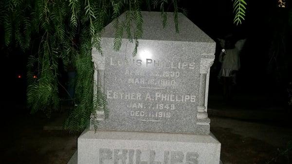 Omg I cought an apparition of a dead angel guarding the Philips ranch dressing inventors tomb!