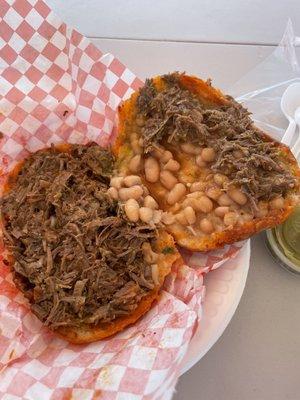 Torta de birria de res con frijoles