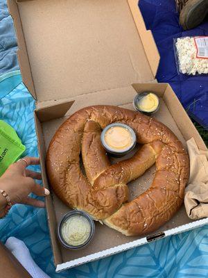 Giant pretzel (24 oz)